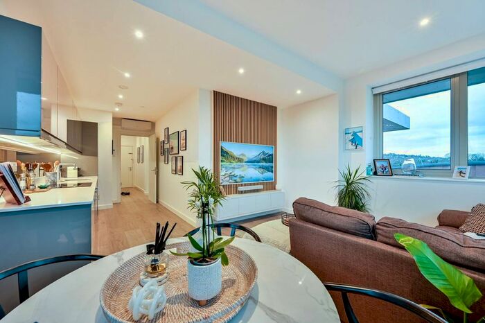 2 Bedroom Flat To Rent In Liongate House, Guildford, GU1