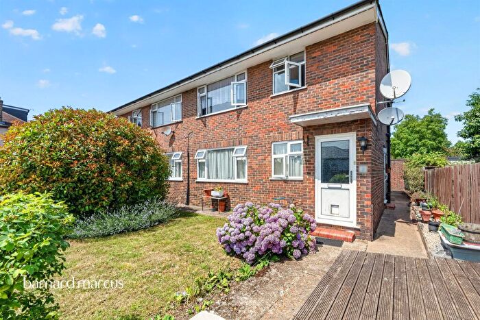 2 Bedroom Maisonette For Sale In Rushey Close, New Malden, KT3