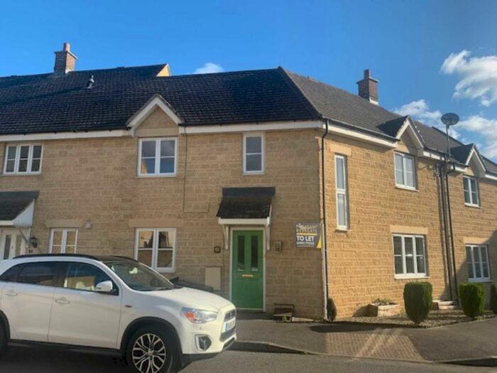 4 Bedroom Semi-Detached House To Rent In Saffron Crescent, Carterton, OX18