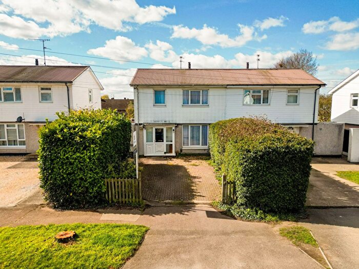 3 Bedroom Semi Detached House For Sale In Cottesloe Road, Aylesbury, HP21