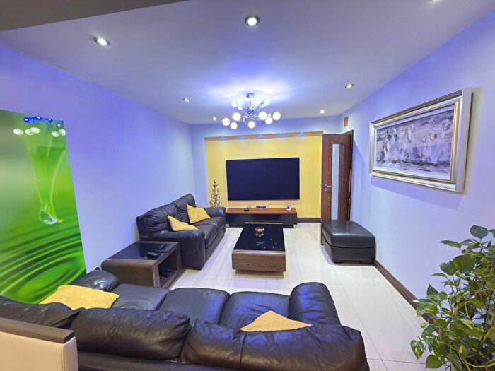 4 Bedroom Semi-Detached House To Rent In Gledwood Avenue, Hayes, Greater London, UB4