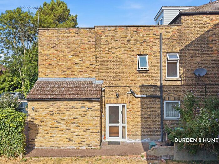 1 Bedroom Semi-Detached House For Sale In Derby Road, Enfield, EN3