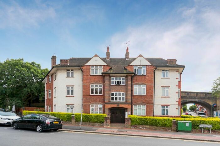 4 Bedroom Flat To Rent In Crescent Court, Golders Green Crescent, NW11