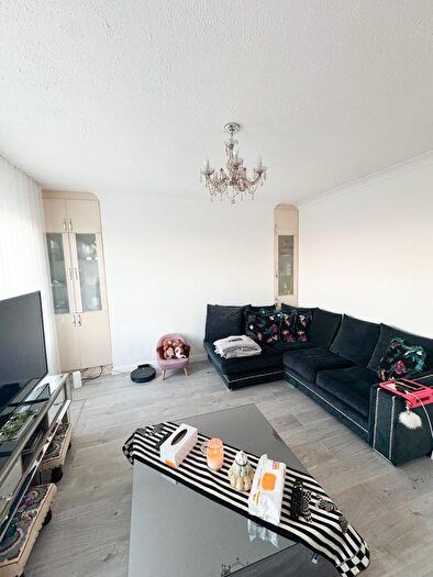 2 Bedroom Flat To Rent In Queensbridge Court, Hackney, E2