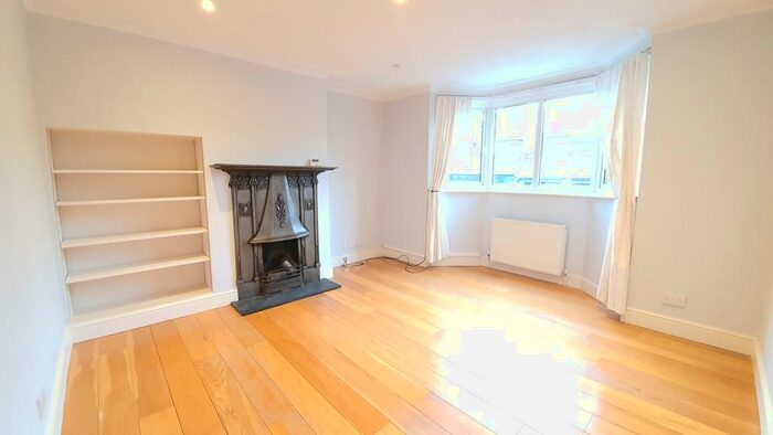 2 Bedroom Apartment To Rent In Hill Avenue, Amersham, HP6