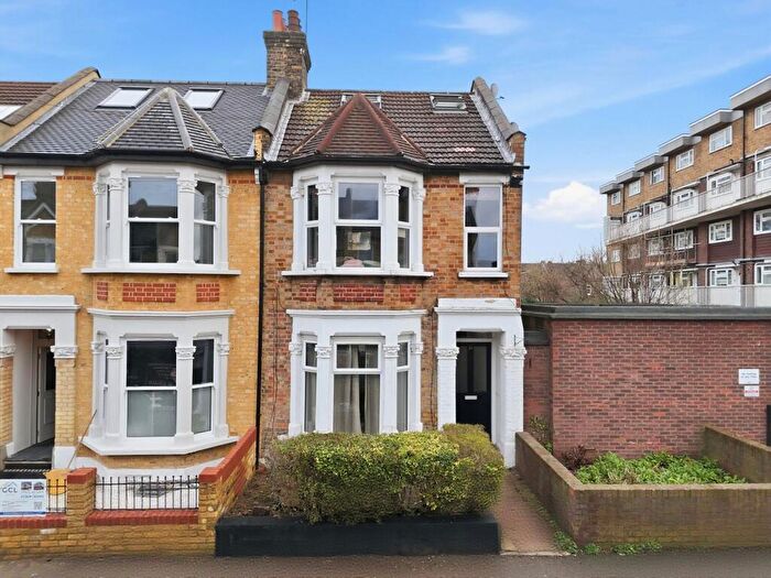 2 Bedroom Flat For Sale In Lea Hall Road, Leyton, E10