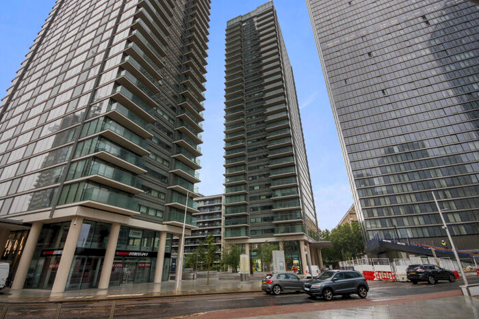 2 Bedroom Apartment To Rent In The Landmark, Canary Wharf, E14