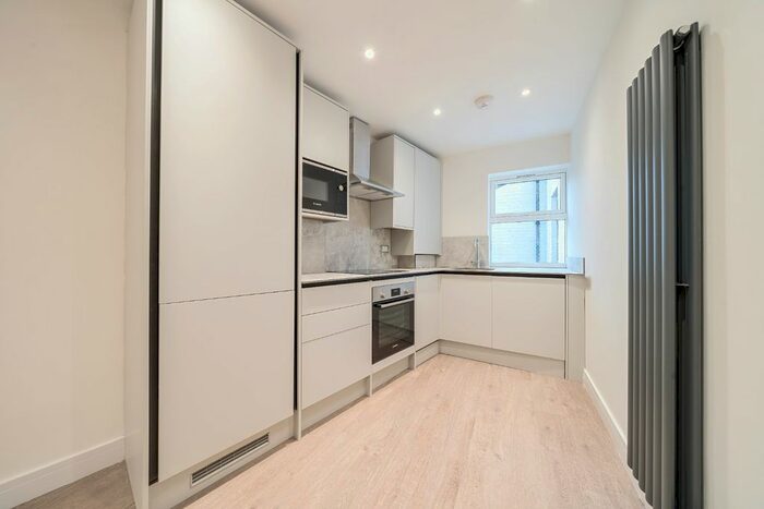 2 Bedroom Flat To Rent In Station Road, Sidcup, Kent, DA15