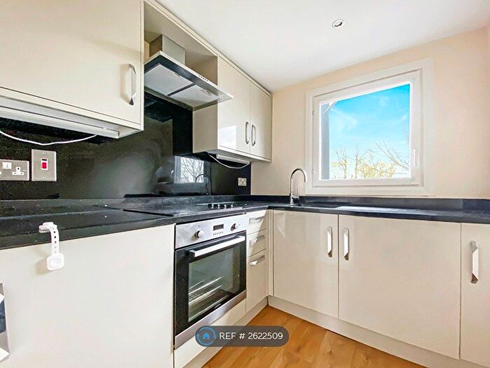 2 Bedroom Flat To Rent In North Crescent, Leeds, LS2