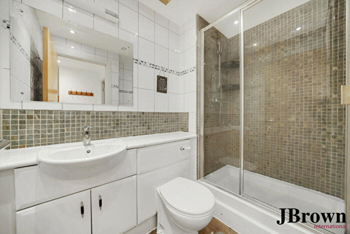 2 Bedroom Apartment For Sale In Western Beach Apartments, Hanover Avenue, London, E16