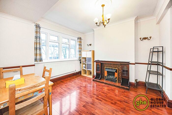 3 Bedroom Flat To Rent In Longfield Estate, Bermondsey, London, SE1