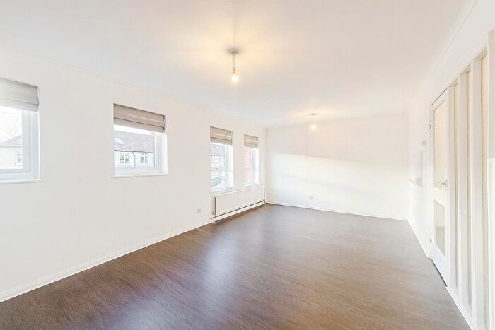 2 Bedroom Flat To Rent In South Lane, New Malden, KT3