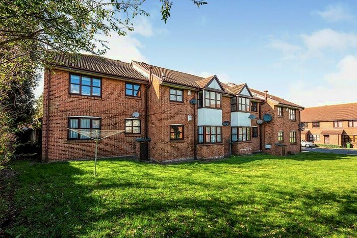 2 Bedroom Flat To Rent In Bishops Court, Greenhithe, Kent DA9