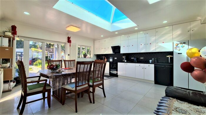 5 Bedroom Detached House To Rent In Gorseway, Romford, RM7