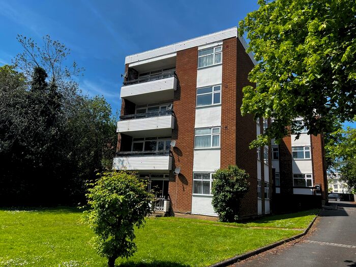 3 Bedroom Flat To Rent In Lawrie Park Road, London, SE26