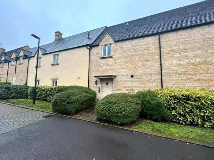 2 Bedroom Flat To Rent In Cross Close, Cirencester, GL7