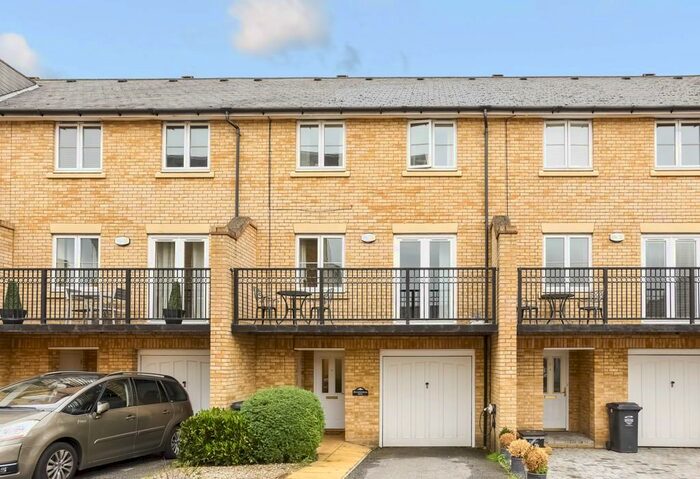 4 Bedroom Town House To Rent In Sandringham Drive, Dartford, DA2