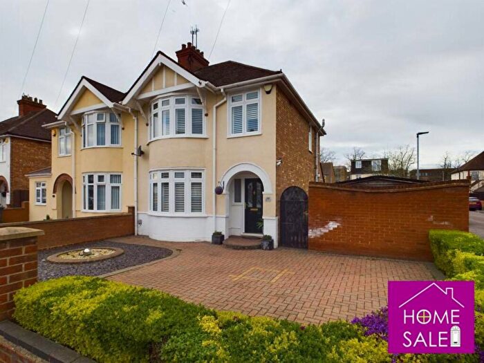 3 Bedroom Semi Detached House For Sale In Lynton Grove, Bedford, MK42