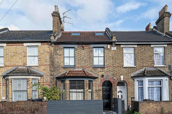 2 Bedroom Flat To Rent In Kenworthy Road, Hackney, London, E9