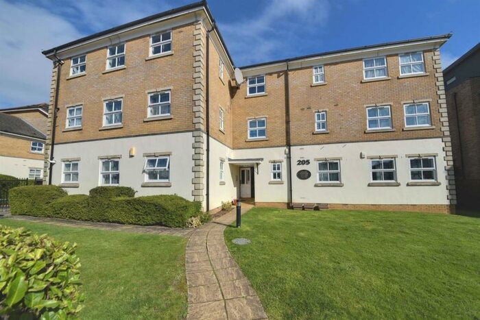 2 Bedroom Flat To Rent In Conifer Court, Great North Way, Hendon, NW4