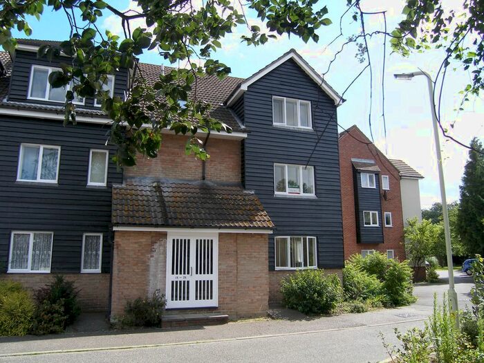 2 Bedroom Flat To Rent In Brooklands Walk, Chelmsford, CM2