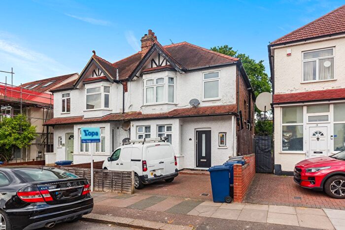 2 Bedroom Maisonette For Sale In Garratt Road, Edgware, HA8