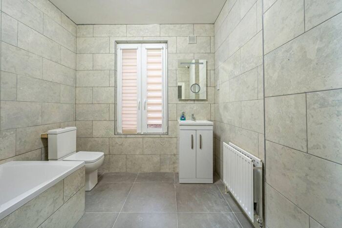 2 Bedroom Maisonette To Rent In Chingford Road, Walthamstow, London, E17