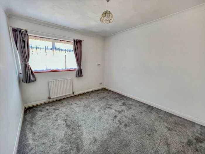 3 Bedroom Detached Bungalow For Sale In Cambria Crescent, Gravesend