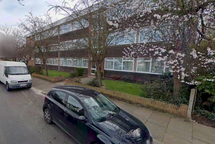 2 Bedroom Flat To Rent In Cranbrook Rise, Ilford, IG1