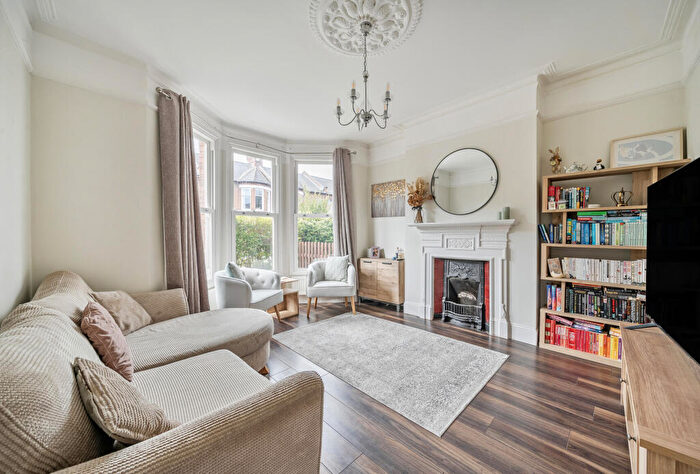 2 Bedroom Maisonette For Sale In Glenfield Road, London, SW12
