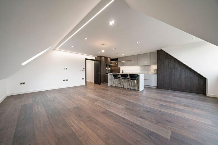 2 Bedroom Flat To Rent In Sharel Court, The Ridgeway, London, NW11