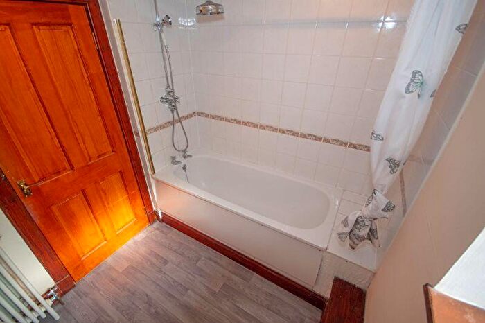 2 Bedroom Detached House For Sale In Carnock Road, Gowkhall, KY12