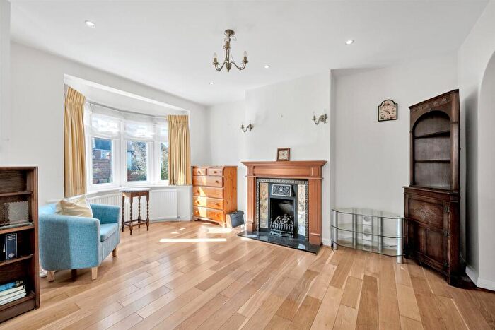 3 Bedroom End Of Terrace House For Sale In Castlewood Drive, London, SE9