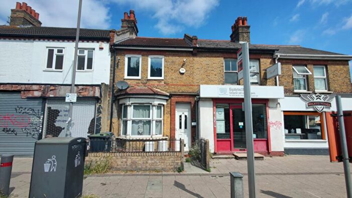 2 Bedroom Flat To Rent In Perry Street, Northfleet, Gravesend, Kent, DA11