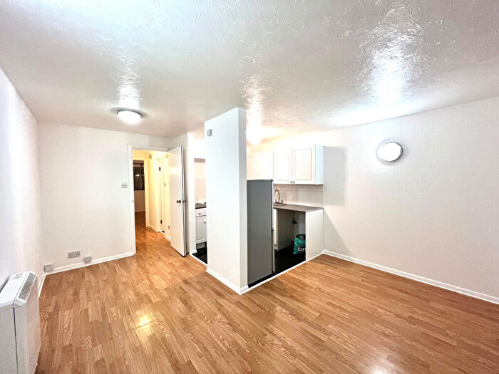1 Bedroom Flat To Rent In Maltby Drive, Enfield, EN1