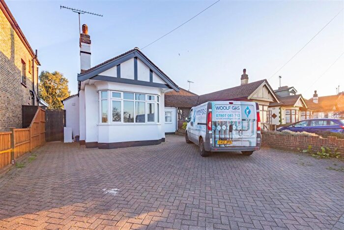 3 Bedroom Semi Detached Bungalow For Sale In Eastern Avenue, Southend-On-Sea, SS2