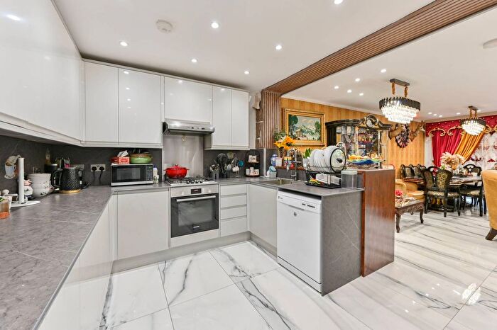 5 Bedroom End Of Terrace House For Sale In Cherry Garth, Brentford, TW8