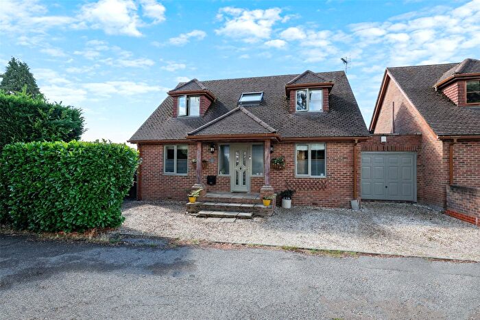 4 Bedroom Link Detached House For Sale In Cannon Way, Fetcham, Leatherhead, Surrey, KT22