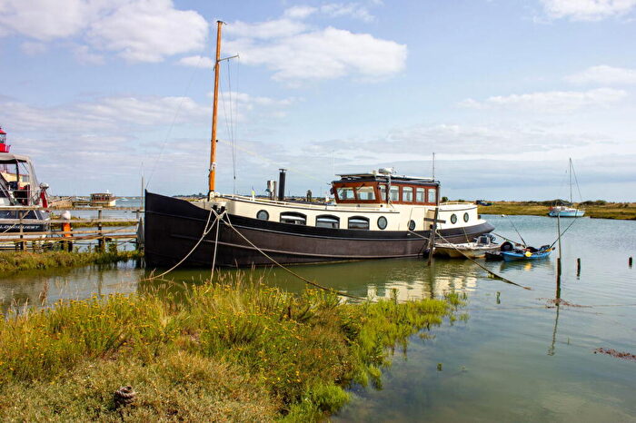 1 Bedroom House Boat For Sale In Tollesbury, Maldon, Essex, CM9