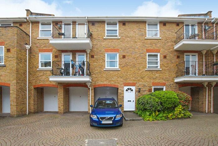 2 Bedroom Flat To Rent In Cedar Terrace, Richmond, TW9