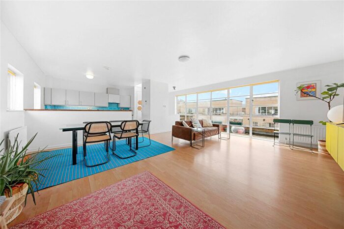 3 Bedroom Penthouse For Sale In The Watergardens, E14