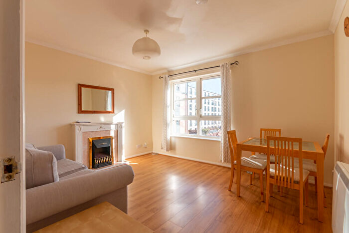 2 Bedroom Flat To Rent In L Elbe Street, Edinburgh, EH6