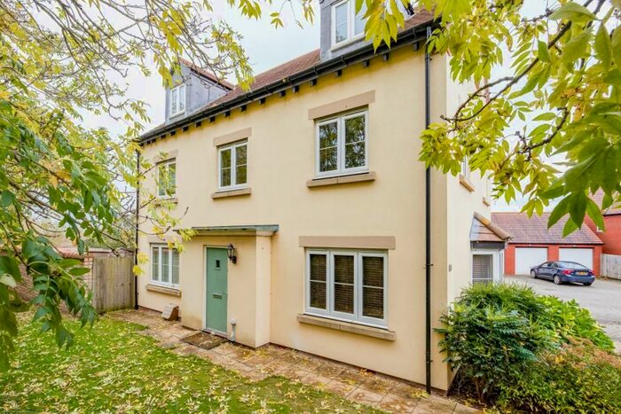 5 Bedroom House To Rent In Goodwood Close, Bicester, OX26