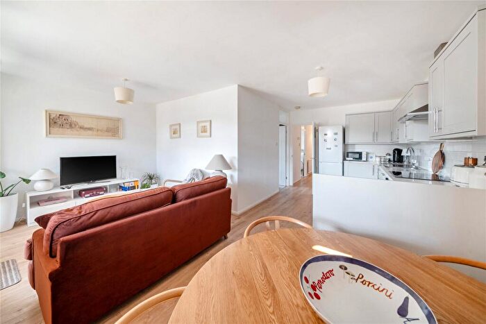 2 Bedroom Flat For Sale In Albemarle Road, Beckenham, BR3