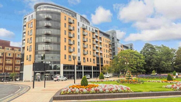 2 Bedroom Flat To Rent In Queens Court, Queens Dock Avenue, City Centre, Hull, HU1