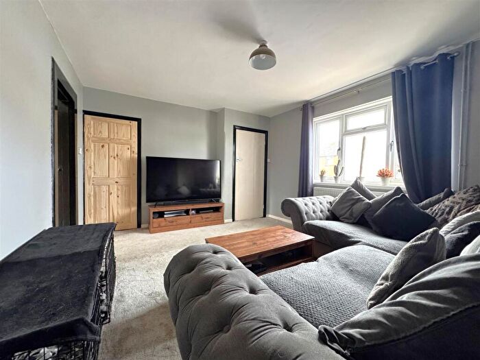 3 Bedroom Semi-Detached House For Sale In Shirecroft Road, Weymouth, DT4 - Photo 3