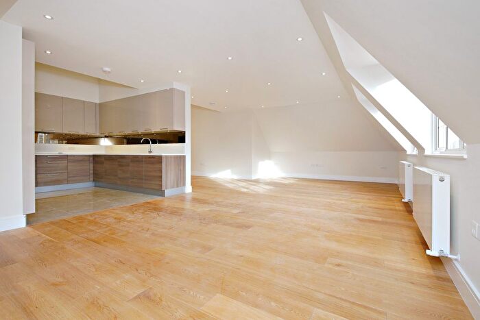 3 Bedroom Flat To Rent In Beechcroft Avenue, NW11