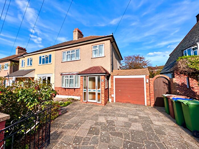 3 Bedroom Semi Detached House For Sale In Pickford Close, Bexleyheath, DA7