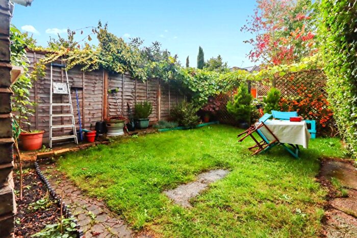 2 Bedroom Flat For Sale In Macdonald Road, London, N11