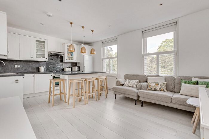 2 Bedroom Flat To Rent In Clapham Common South Side, Clapham Common, SW4